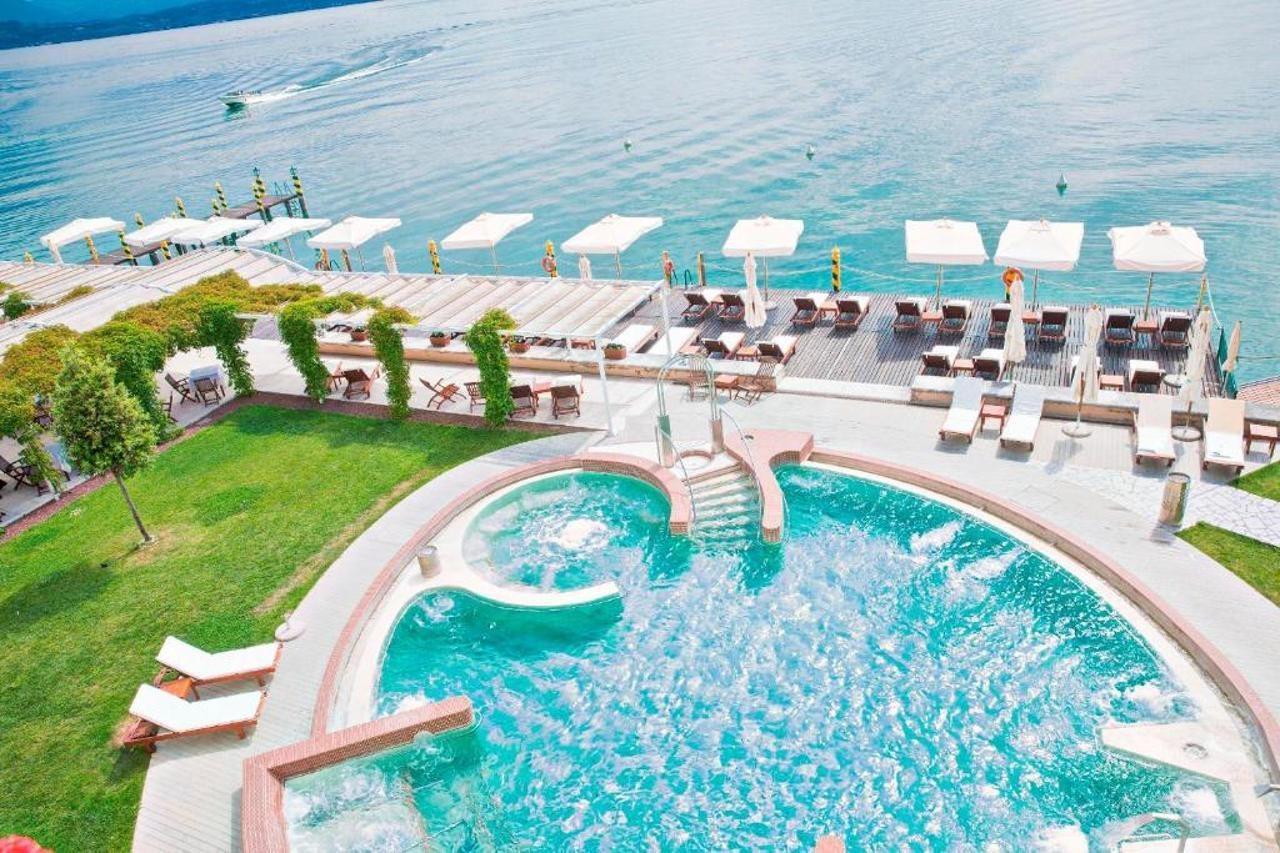 Grand Hotel Terme Sirmione Buitenkant foto The swimming pool at the hotel